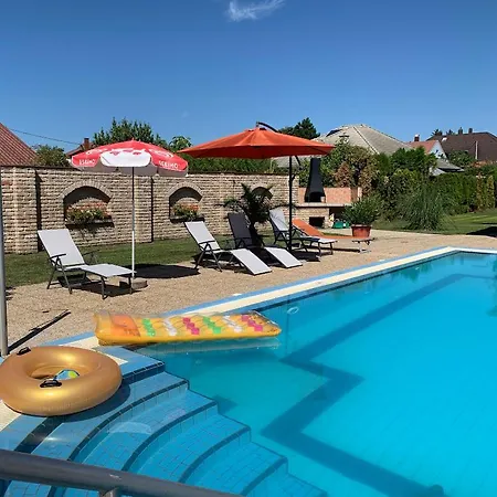 Ilona Apartmanhazak アパート *